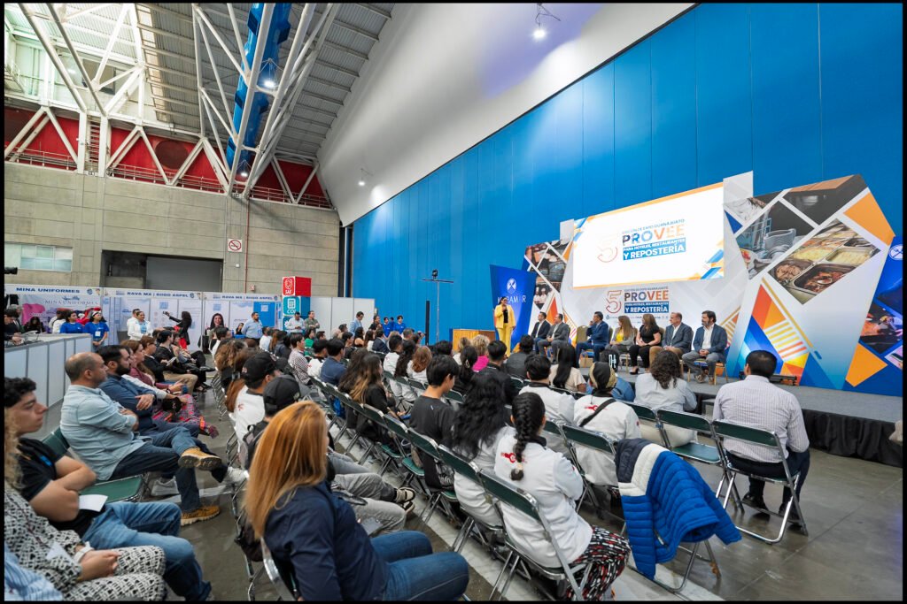 Fotografía grupal de participantes en la 5ª Edición de Expo Guanajuato Provee