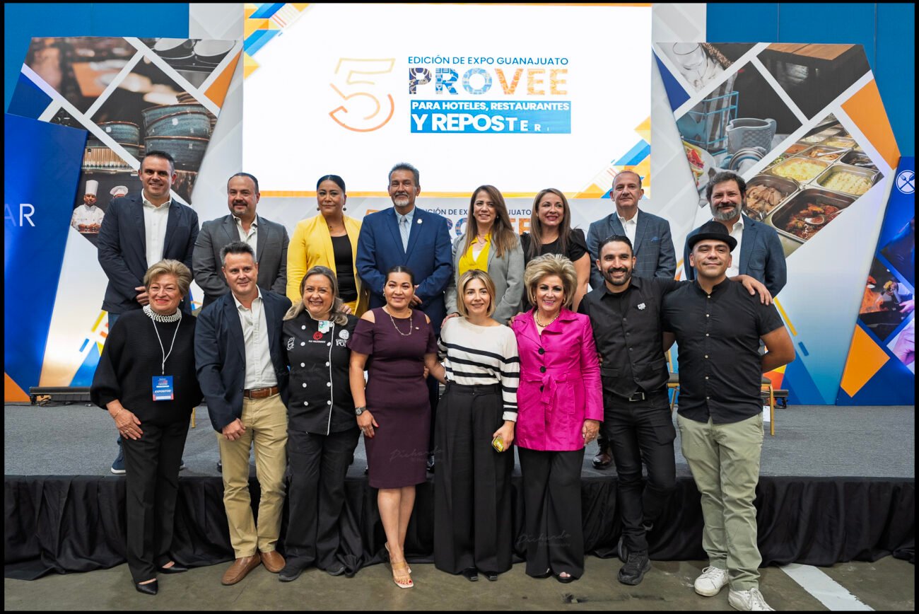 Fotografía grupal de participantes en la 5ª Edición de Expo Guanajuato Provee