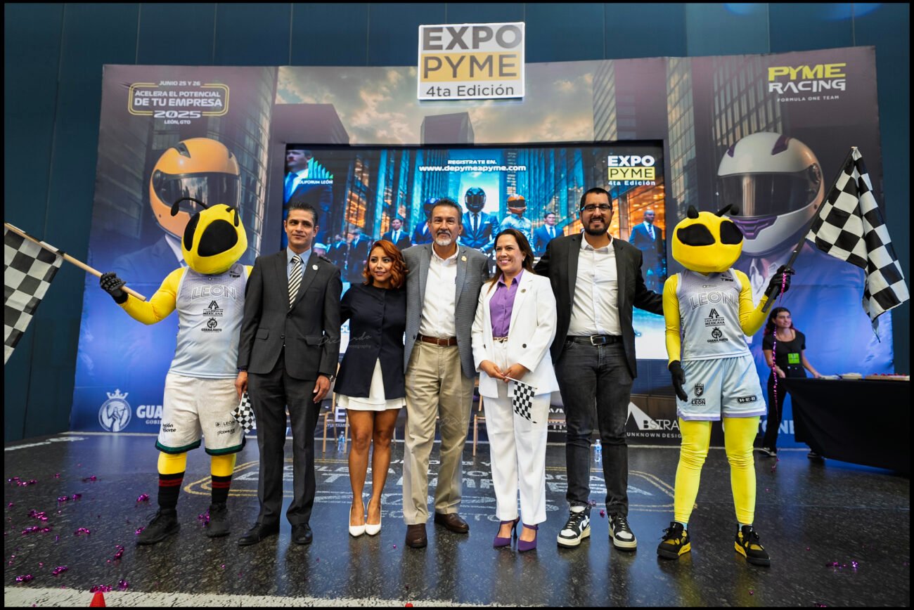 Autoridades y comité organizador posando en el evento Expo Pyme Bajío 2025 en Poliforum León, Guanajuato. Se observan directivos y mascotas con temática de abejas y carreras, promocionando el evento empresarial del 25 y 26 de junio de 2025.