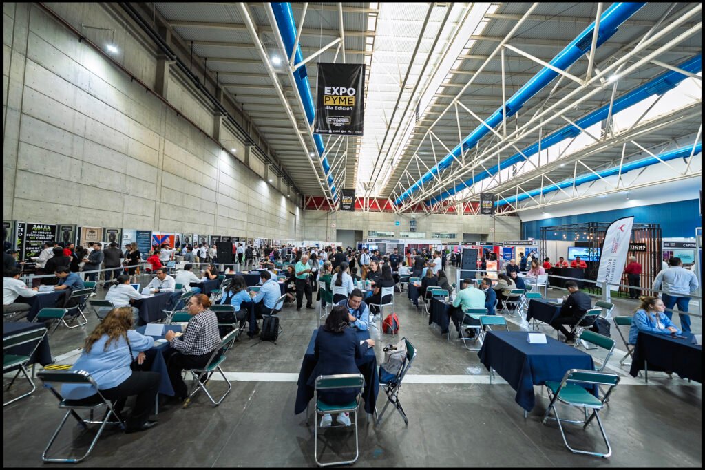 Vista general del interior del Poliforum León, Guanajuato, durante la Expo Pyme Bajío 2025. Se aprecian numerosos asistentes y la zona de networking B2B.