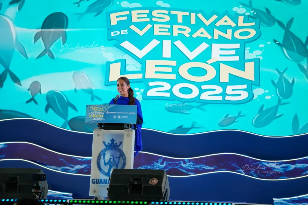 Libia Dennise, Gobernadora del Estado de Guanajuato, ofreciendo discurso durante la presentación del Festival de Verano Vive León 2025 en Guanajuato. Logo del festival prominentemente visible en la pantalla de fondo.