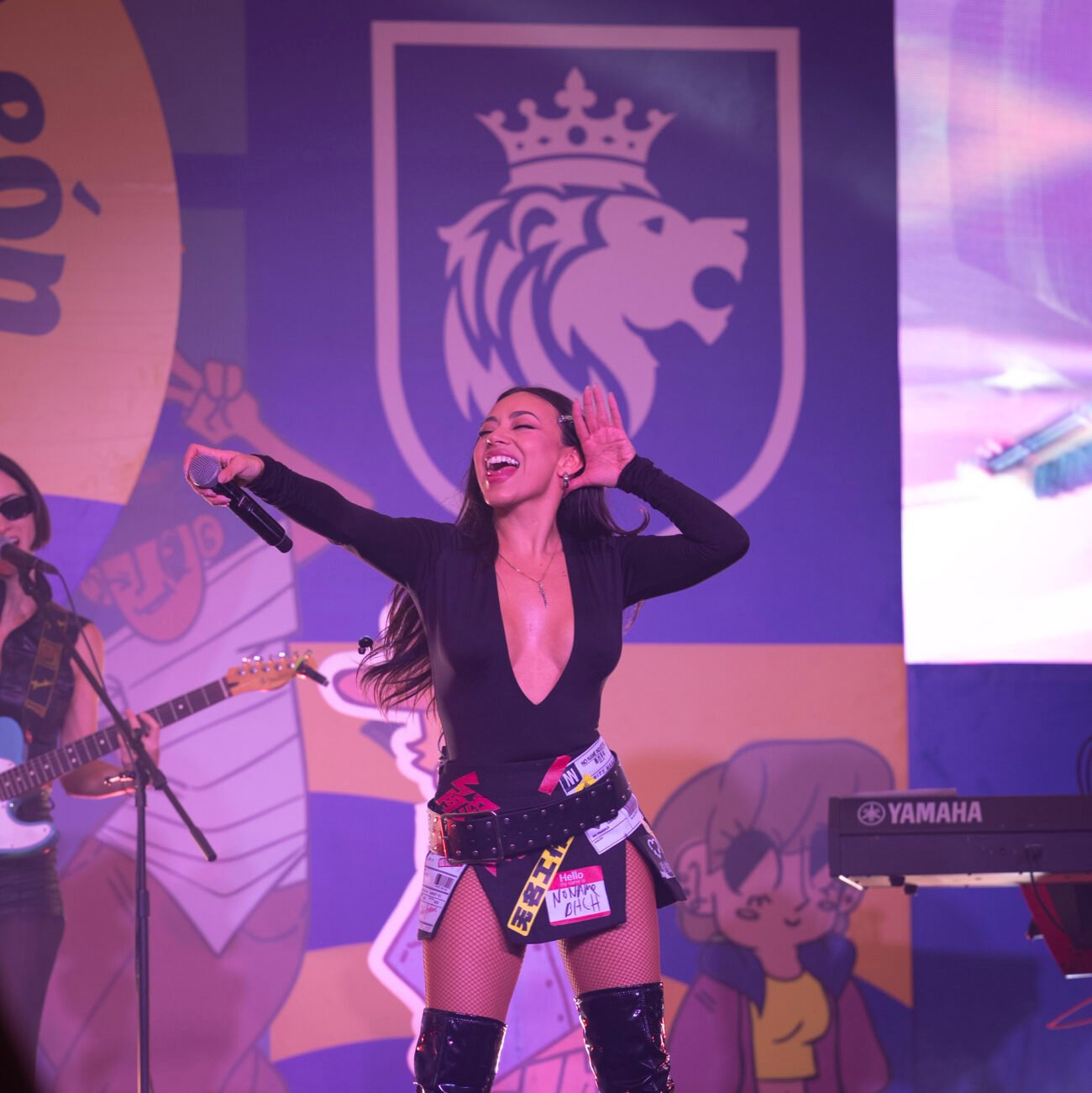 Jass Reyes, vocalista de Playa Limbo, interactúa con el público durante su concierto en el Premio Municipal Juventudes León 2025 en Poliforum León.