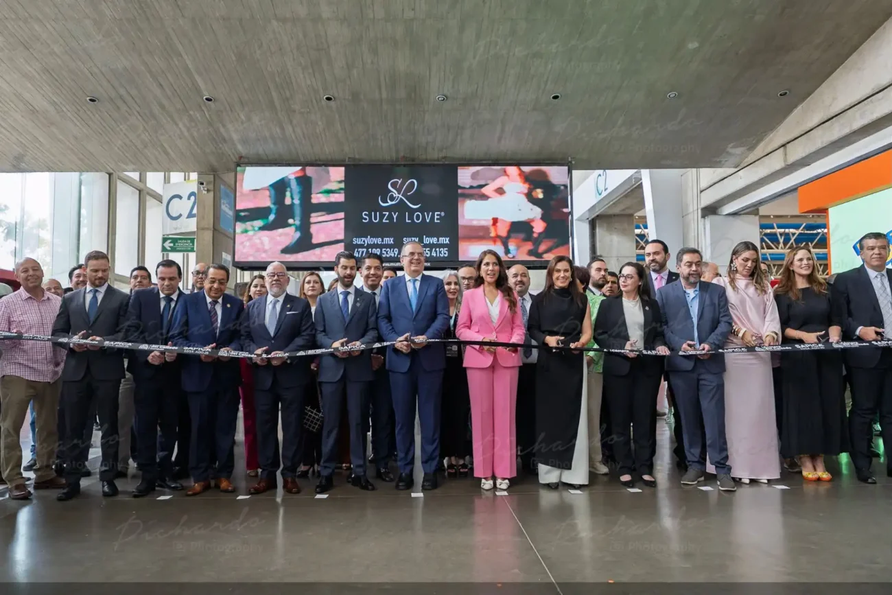 Autoridades y empresarios de la industria del calzado en la ceremonia de corte de listón para la inauguración de SAPICA agosto 2025 en Poliforum León.