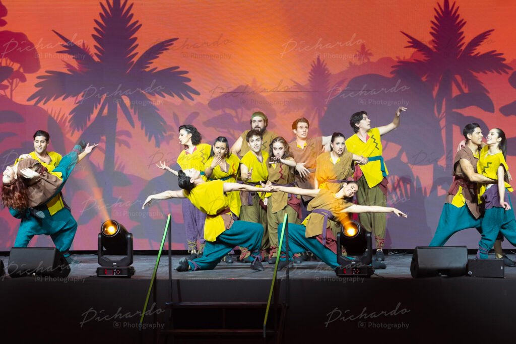 Bailarines profesionales interpretando coreografía con temática de la selva para el show "Disney Celebra: Donde nacen los sueños" durante la presentación de la Feria de León 2026.