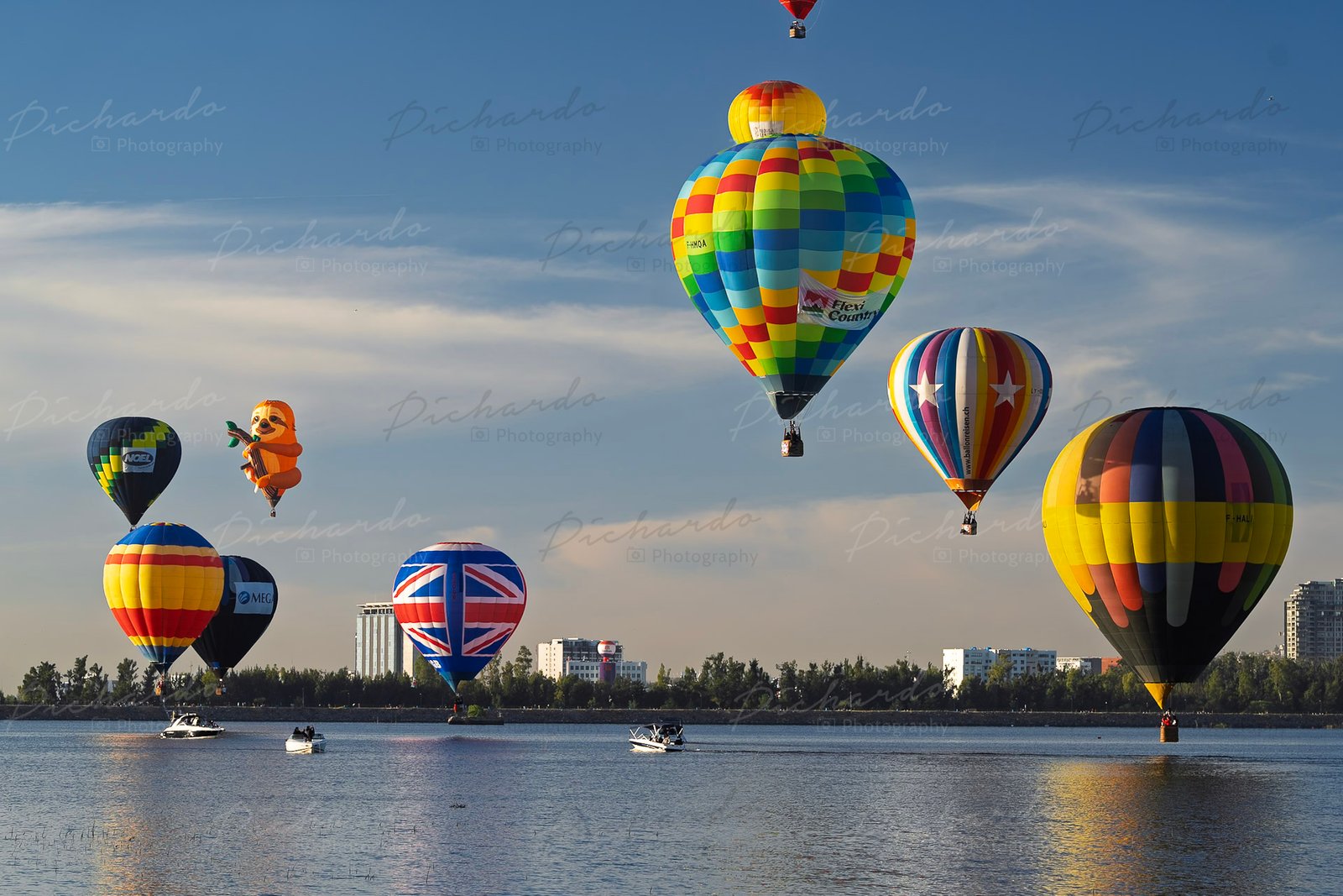 Globos (incluyendo un perezoso) llenan el cielo en el Festival del Globo León 2025 sobre el Parque Metropolitano. Fotografía por PichardoMX.