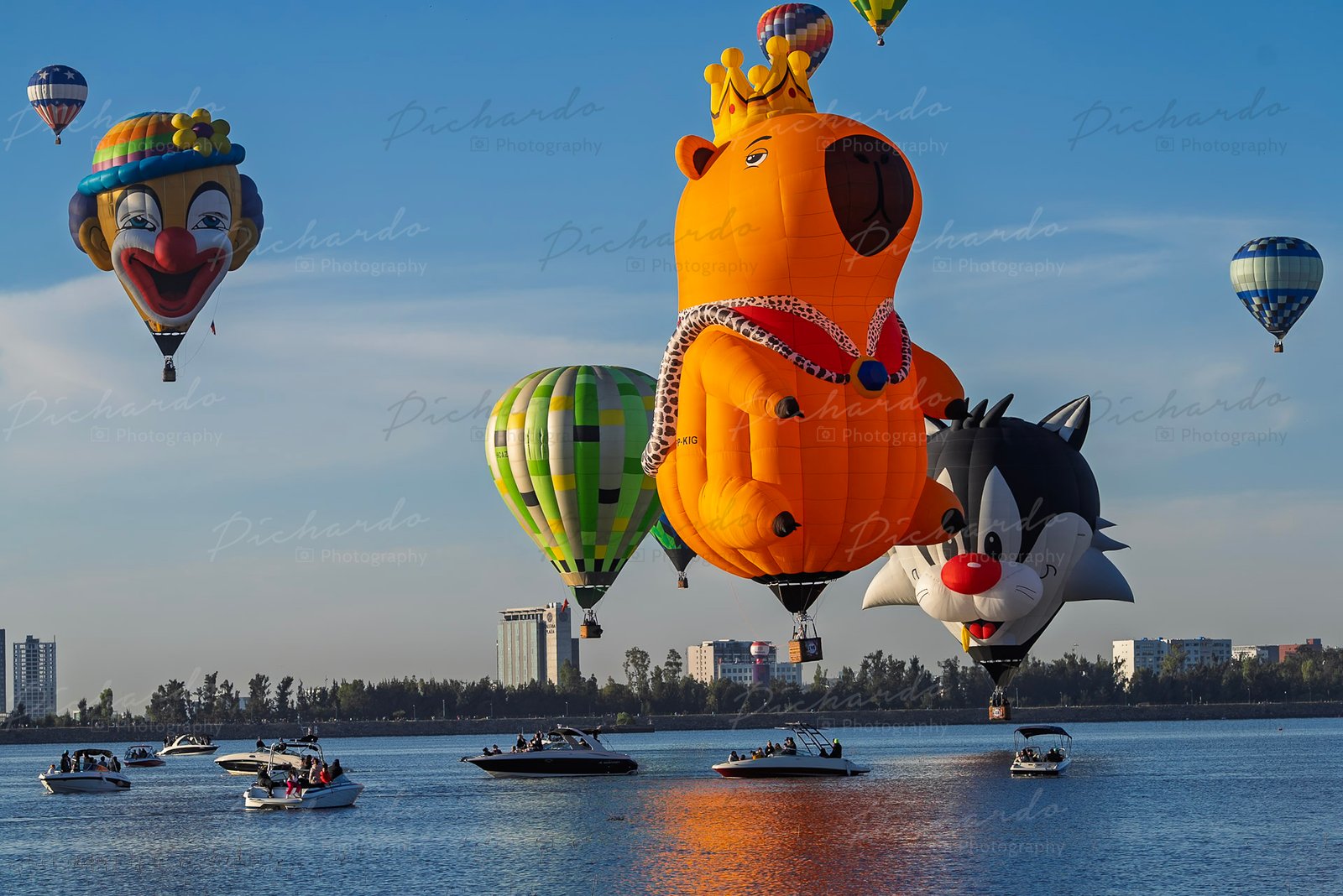 Figuras especiales del Festival del Globo León 2025 (payaso, capibara, Silvestre) sobre la presa del Parque Metropolitano. Fotografía por PichardoMX.
