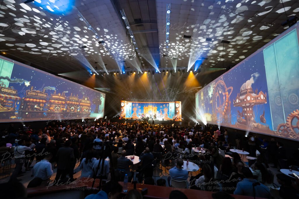 Panorámica de la presentación oficial de la Feria de León 2026 en el Domo de la Feria con pantallas gigantes y temática steampunk.