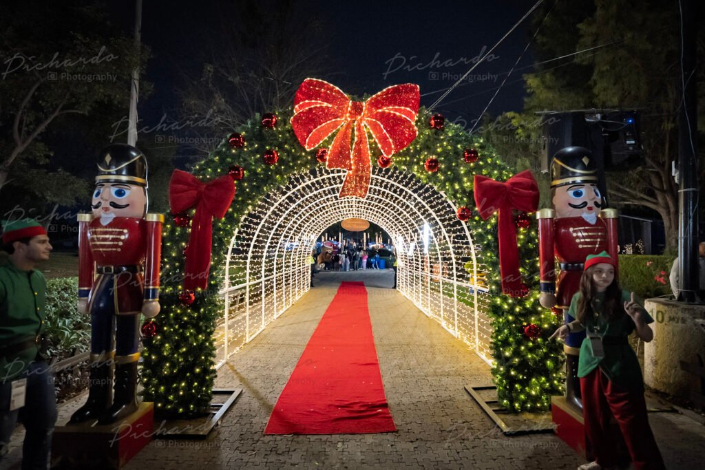 Entrada iluminada Villa Navideña León 2025 con túnel de luces y cascanueces gigantes en el Parque Ecológico.