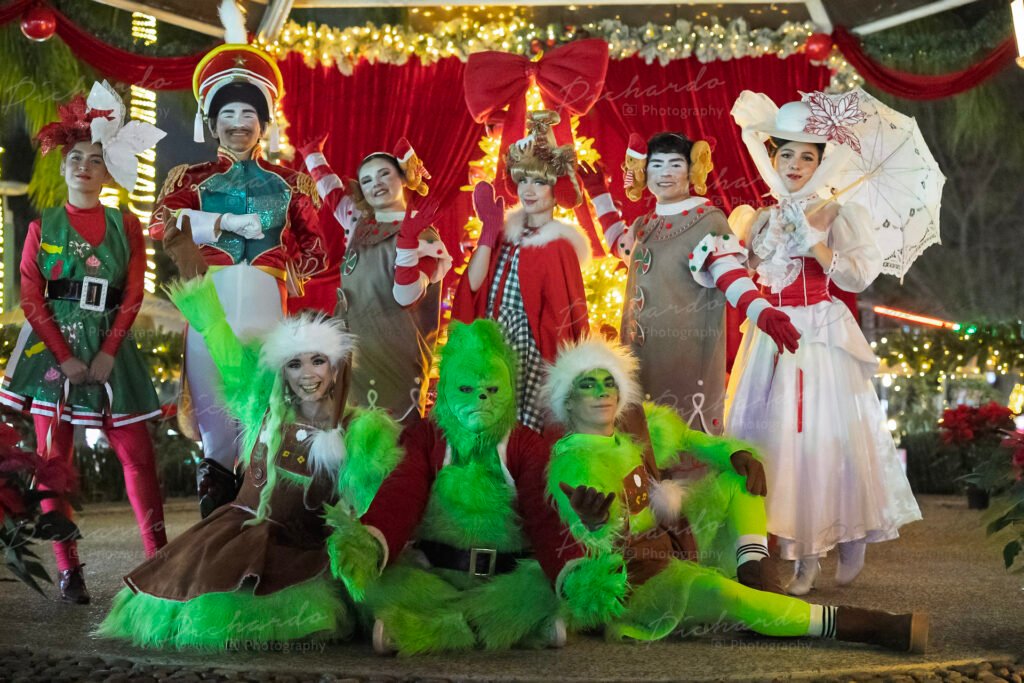 Personajes navideños Grinch y Cascanueces elenco Villa Navideña León 2025.