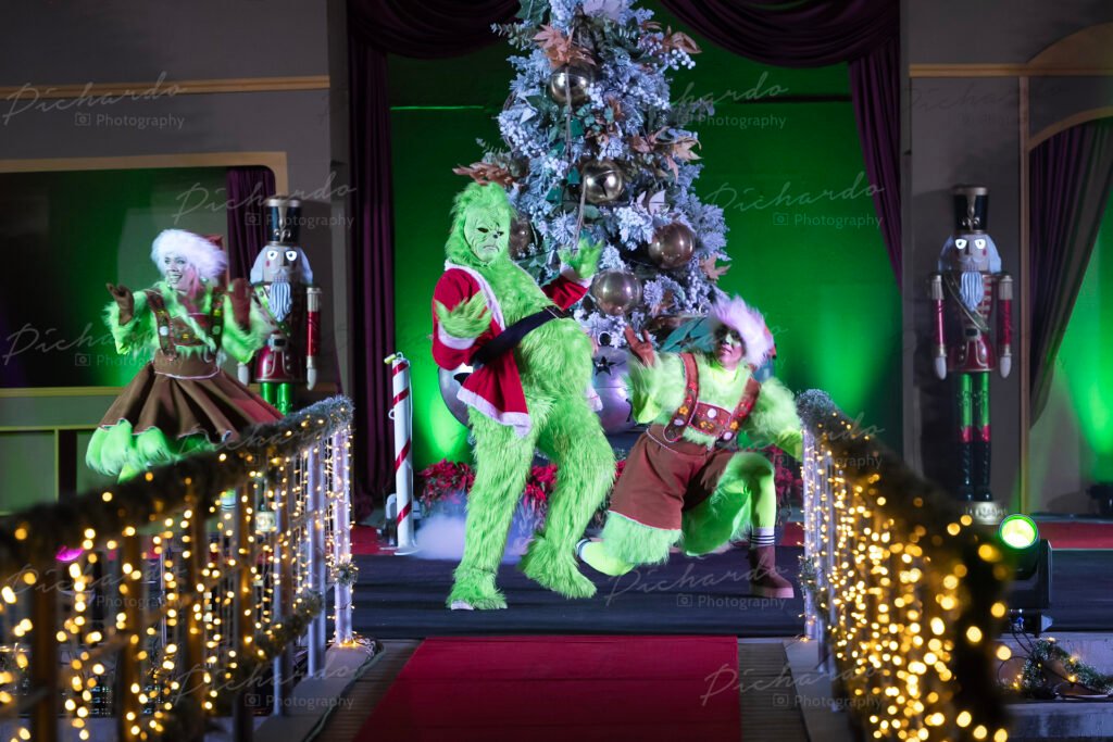 Personaje del Grinch en obra de teatro navideña Villa Navideña León Gto 2025.