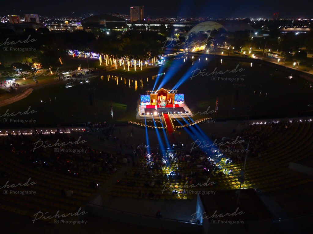 Vista aérea nocturna del escenario y lago en la Villa Navideña León 2025 Parque Ecológico.