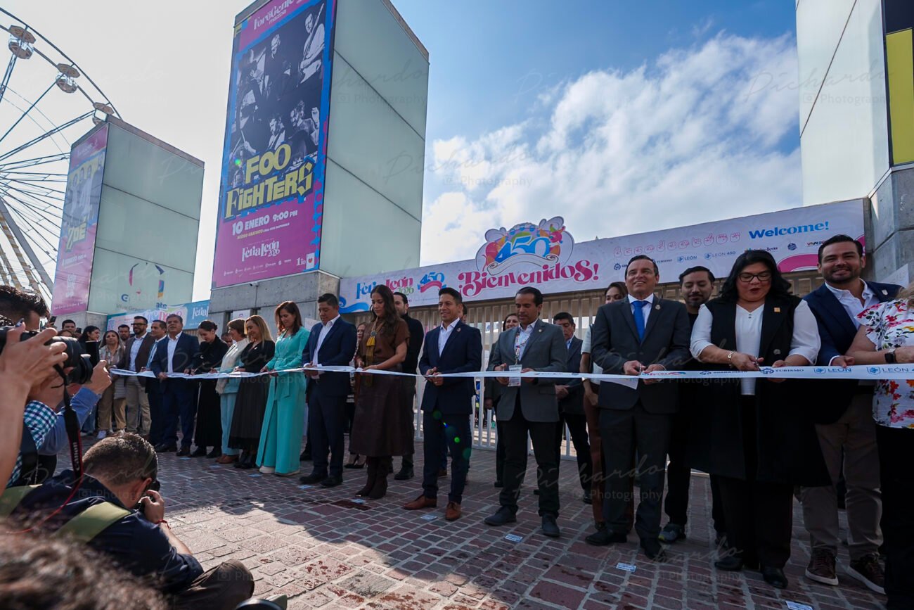 Autoridades estatales y municipales realizan el corte de listón inaugural de la Feria de León 2026 frente al Foro de la Gente