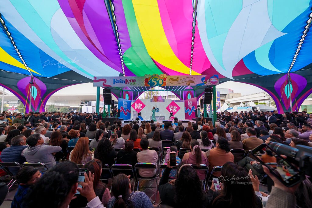 Acto protocolario de inauguración de la Feria de León 2026 con la presencia de la Gobernadora de Guanajuato y la Alcaldesa de León ante un auditorio lleno.