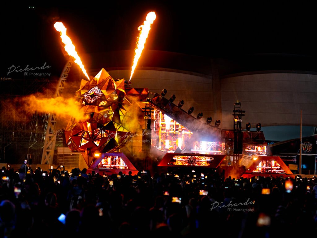 Espectáculo visual Solareon con llamaradas de fuego y figura de león monumental en la Feria de León 2026.