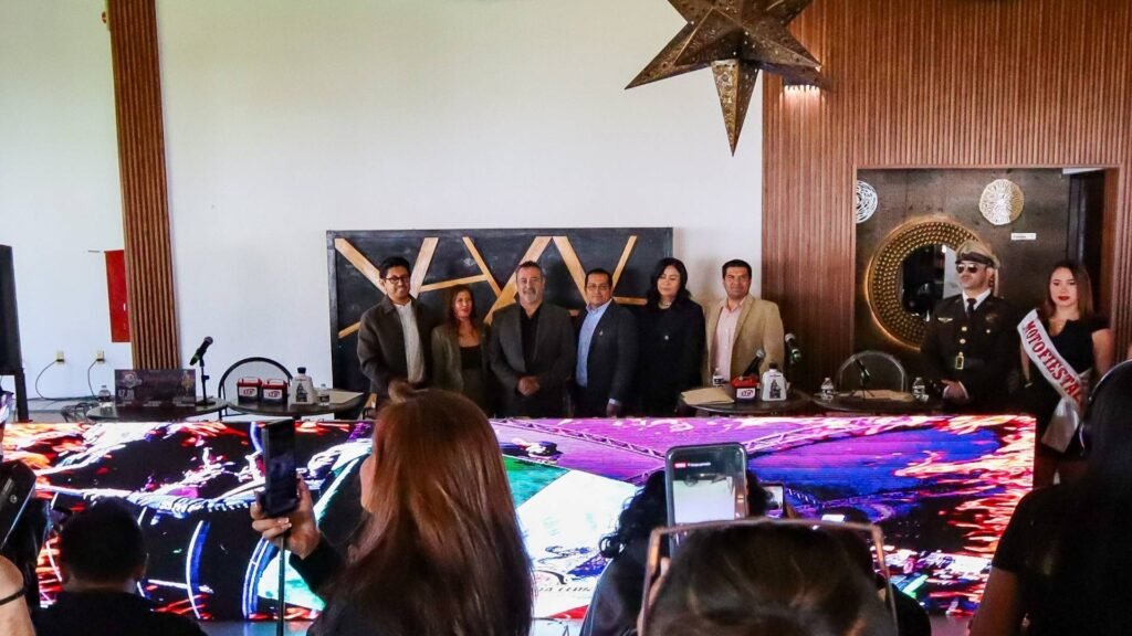 Vista general de la conferencia de prensa de Motofiesta León 2026 con medios de comunicación, organizadores y edecanes en Distrito León MX.