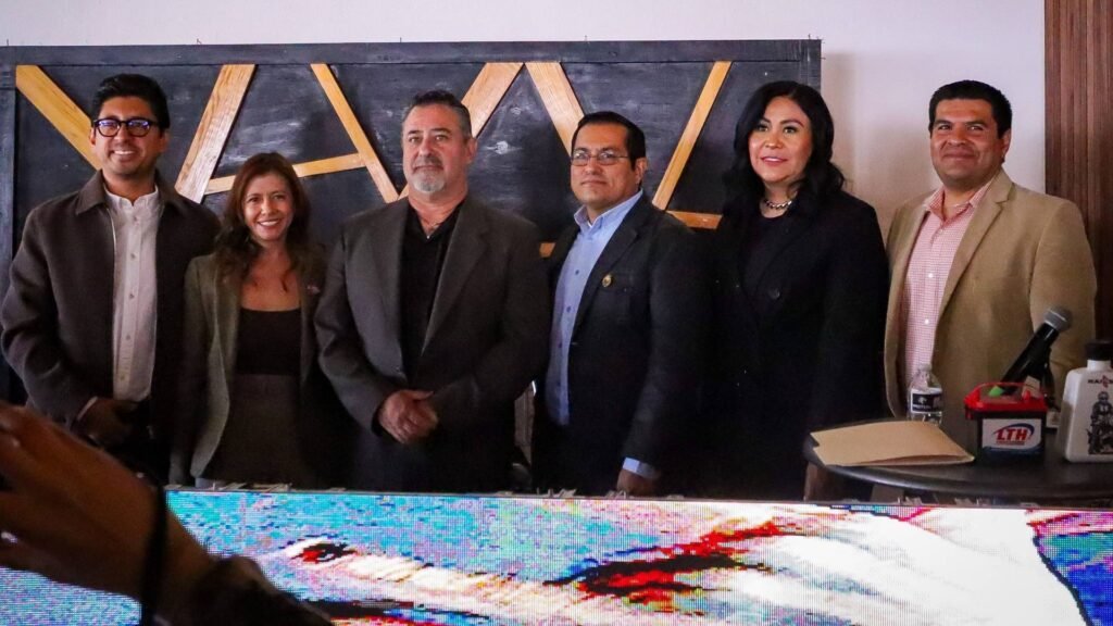 Comité organizador y directivos posando durante la presentación oficial de la Motofiesta León 2026
