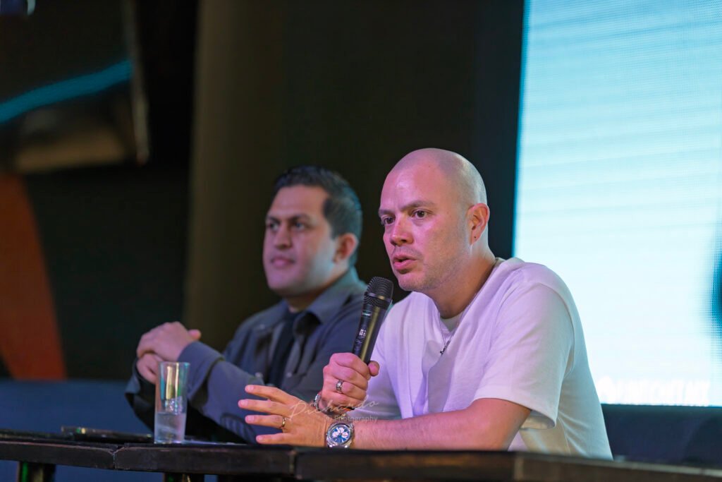 Promotores hablando por micrófono sobre los detalles del concierto de Ricardo Montaner en la Velaria de León.