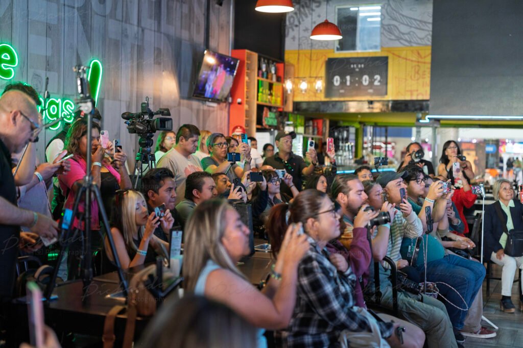 Medios de comunicación y asistentes grabando la rueda de prensa del concierto de Ricardo Montaner en León, Guanajuato 2026.