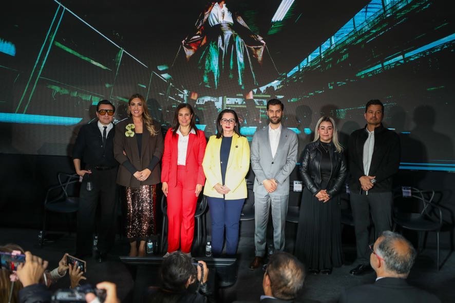 Directivos y organizadores de SAPICA Edición 94 posando frente a pantalla conmemorativa.