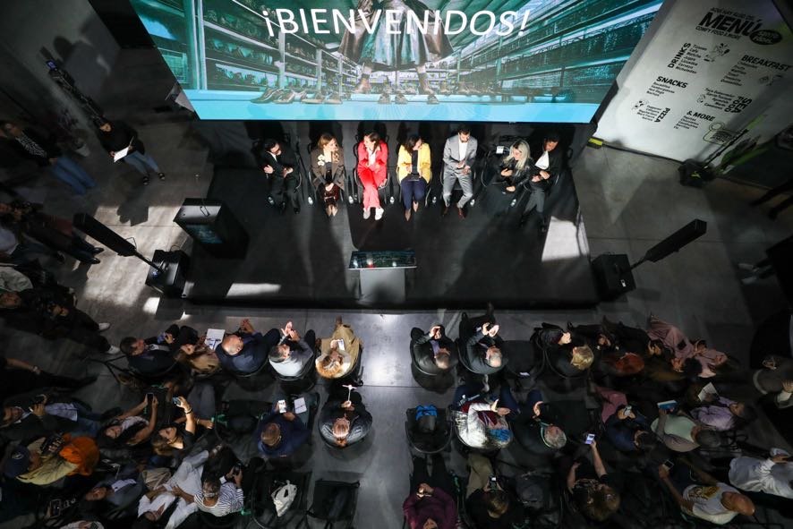 Vista cenital de la rueda de prensa SAPICA Edición 94 en Poliforum León con asistentes y panelistas.