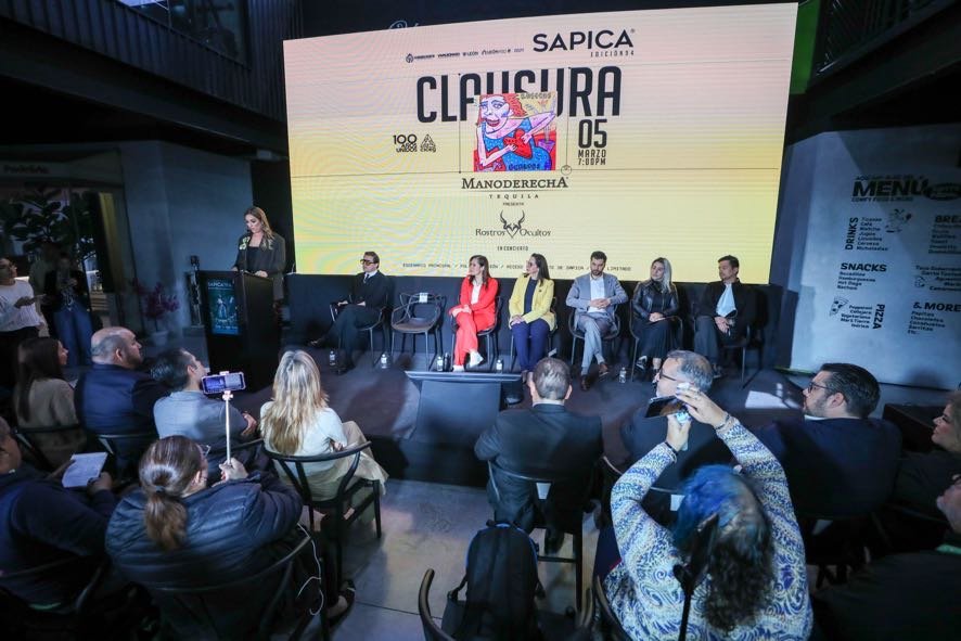 Rueda de prensa de SAPICA Edición 94 en León con panel de expositores frente a pantalla.