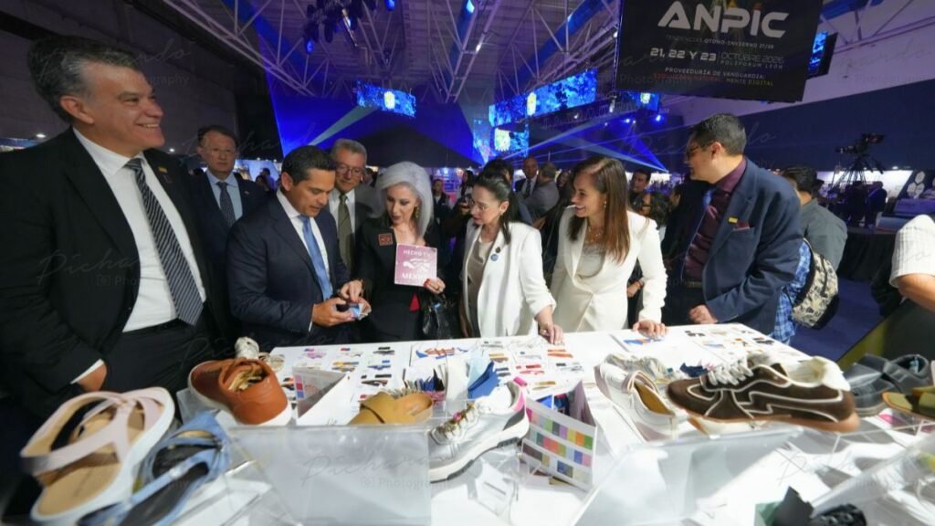 Ale Gutiérrez, Barbara Botello y Cristina Villaseñor examinando muestras de materiales y calzado 'Hecho en México' en ANPIC MUSA.