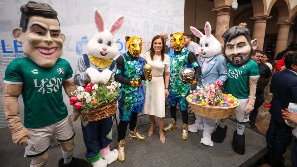 La alcaldesa Ale Gutiérrez posando con botargas de conejos de Pascua y jugadores del Club León en la presentación de eventos turísticos.
