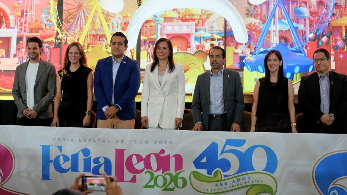 Fotografía grupal de la alcaldesa Ale Gutiérrez y autoridades del Patronato de la Feria de León 2026 en el escenario principal, celebrando los resultados históricos frente a un fondo temático de espectáculos.