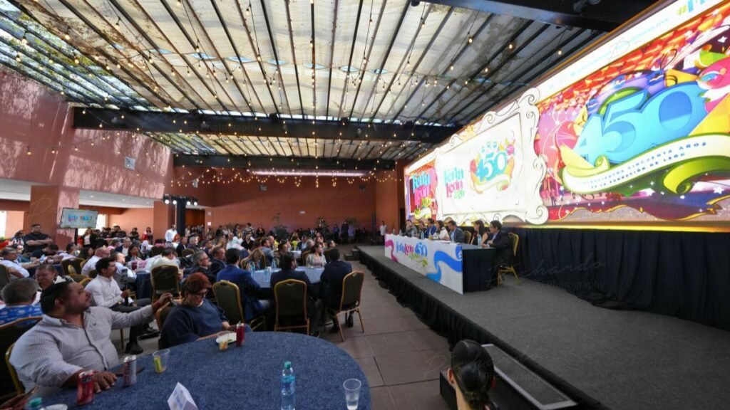 Vista panorámica de la sala de conferencias llena de asistentes y medios de comunicación atentos a la presentación de resultados de la Feria de León 2026.