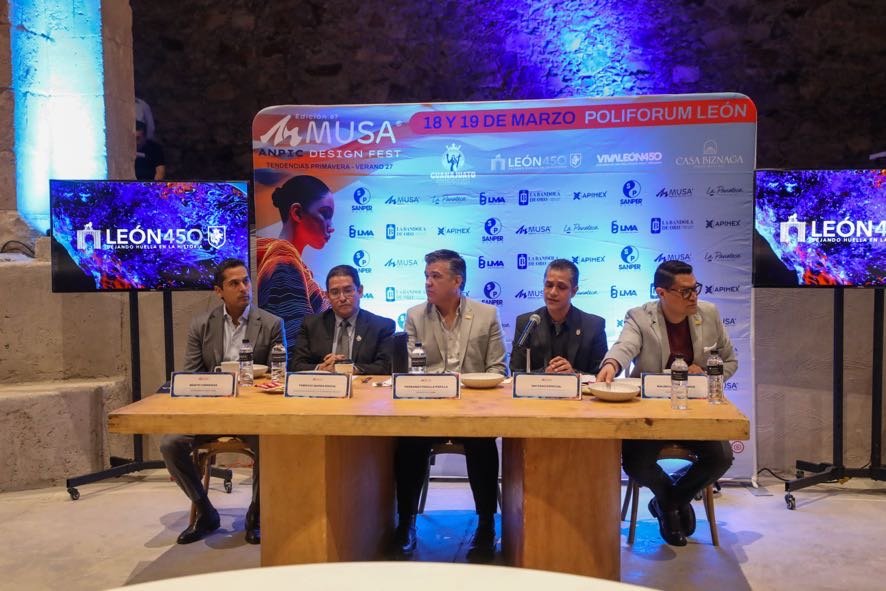 Panel de autoridades con Juan Pablo Becerra Alcacio y Fernando Padilla durante la presentación de MUSA ANPIC Design Fest en León.