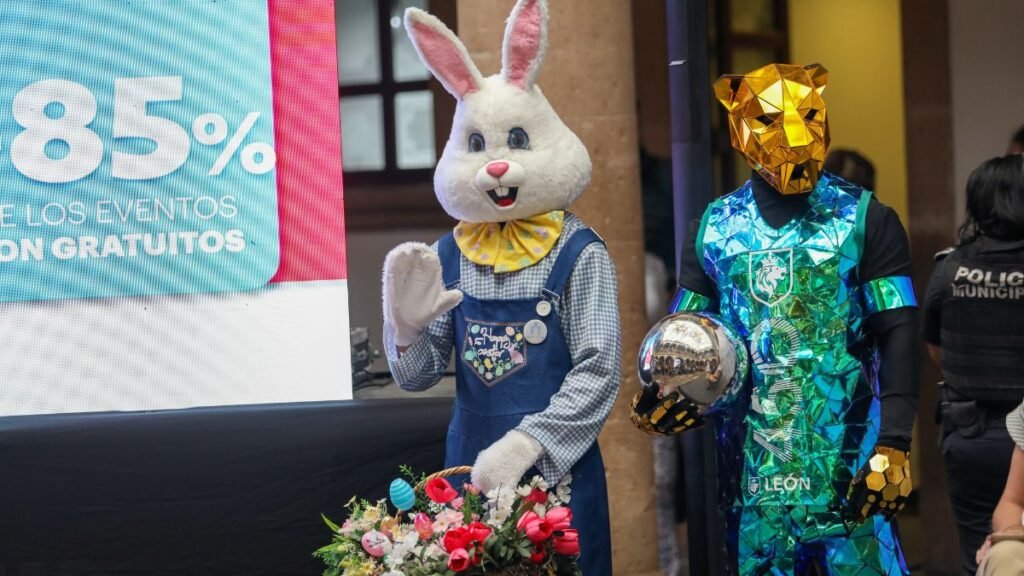 Botarga del conejo de Pascua y mascota del equipo León anunciando las actividades gratuitas de Semana Santa en León, Guanajuato.