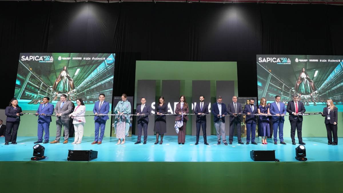 Ale Gutiérrez y Libia Muñoz Ledo realizando el corte de listón inaugural de SAPICA en Poliforum León junto al comité organizador.