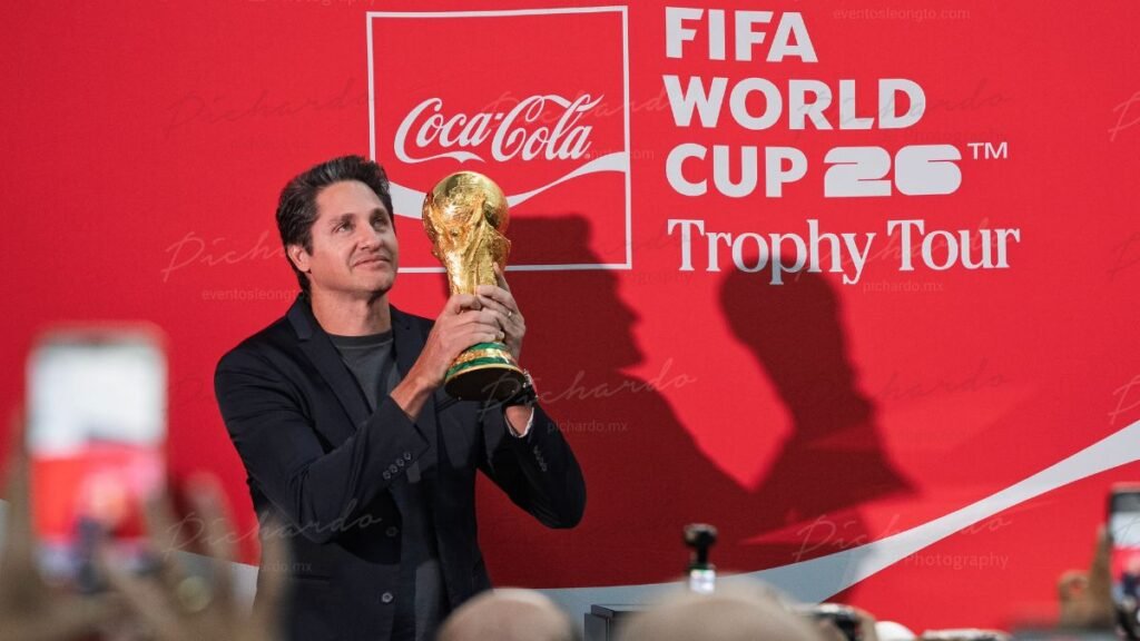 El ex futbolista brasileño y campeón del mundo, Edmílson, levantando el trofeo de la Copa Mundial de la FIFA durante el Trophy Tour en León.