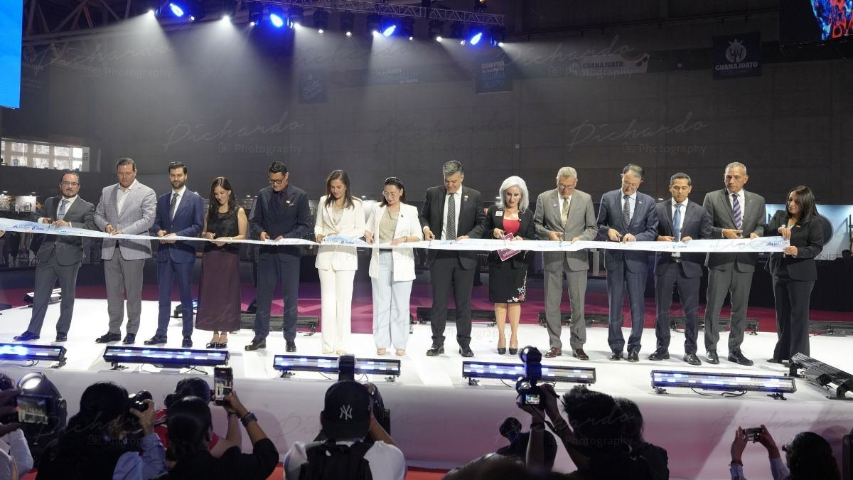 Inauguración del ANPIC MUSA Design Fest en Poliforum León, corte de listón con Ale Gutiérrez, Cristina Villaseñor y Bárbara Botello.