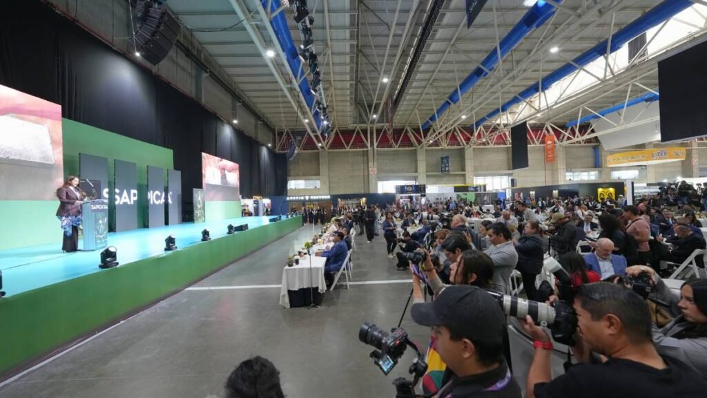 Fotografía panorámica de la inauguración de SAPICA en Poliforum León, con autoridades dando un discurso desde el escenario ante los medios de comunicación.