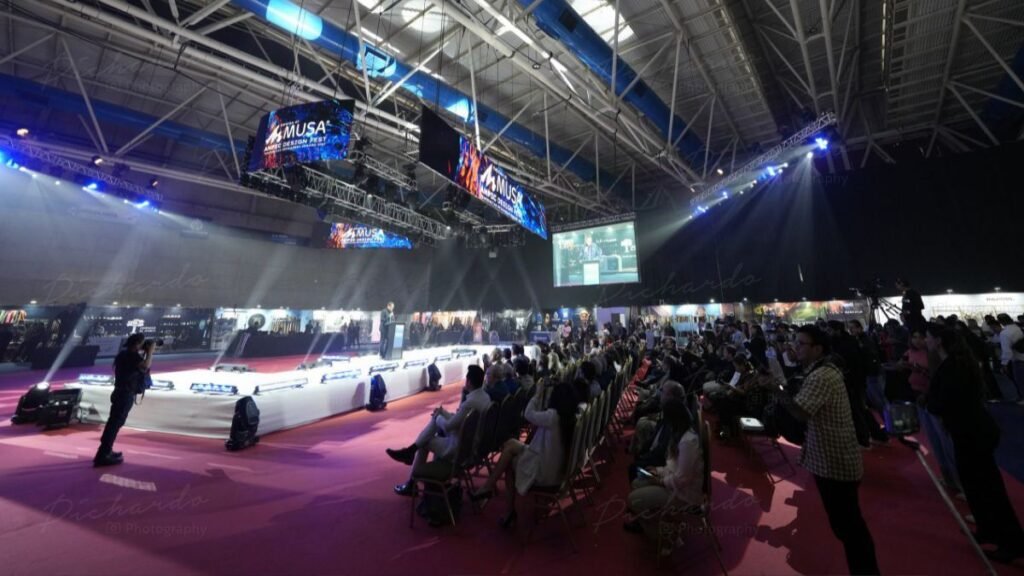 Vista interior a gran escala del Poliforum León durante la expo ANPIC MUSA con pantallas LED