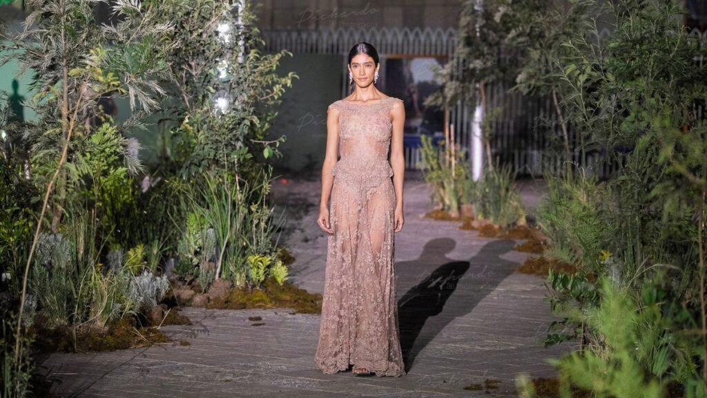 Modelo desfilando un vestido de gala con transparencias y bordados de la firma Iann Dey en la Pasarela 450 de SAPICA en León.