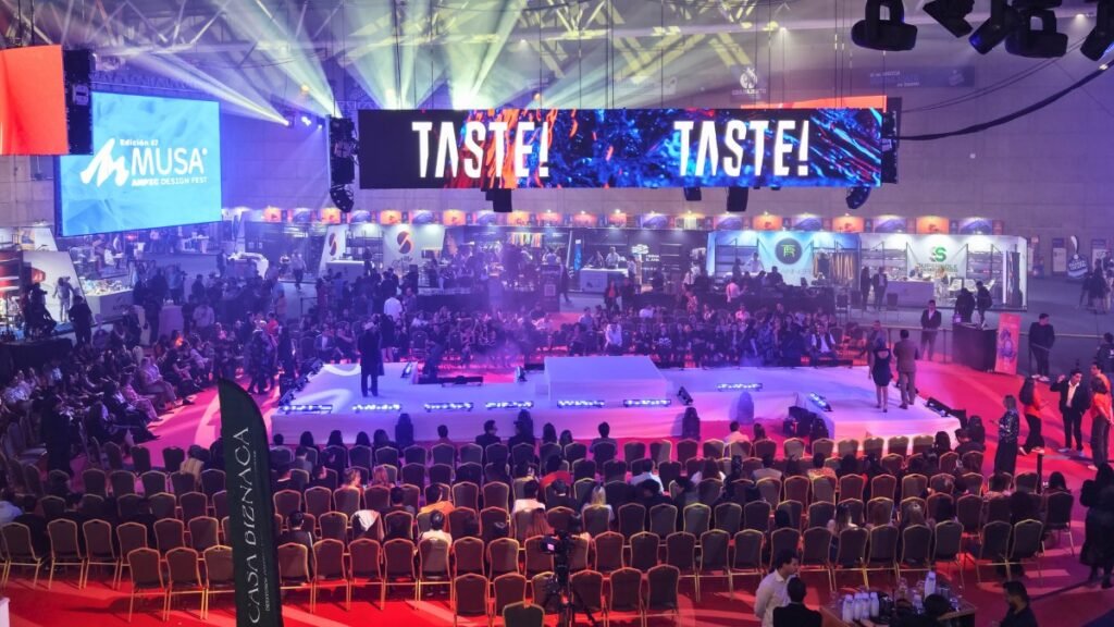 Vista panorámica del escenario y público asistente a la pasarela del MUSA ANPIC Design Fest 2026 en Poliforum León.