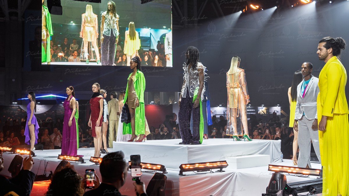 Modelos luciendo coloridos diseños de vanguardia de Eduardo Blass en la pasarela de moda del ANPIC Musa Design Fest 2026 en Poliforum León.