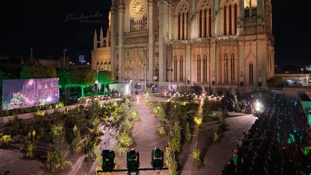 Vista aérea nocturna de la Pasarela 450 de SAPICA frente al iluminado Templo Expiatorio en León, Guanajuato.