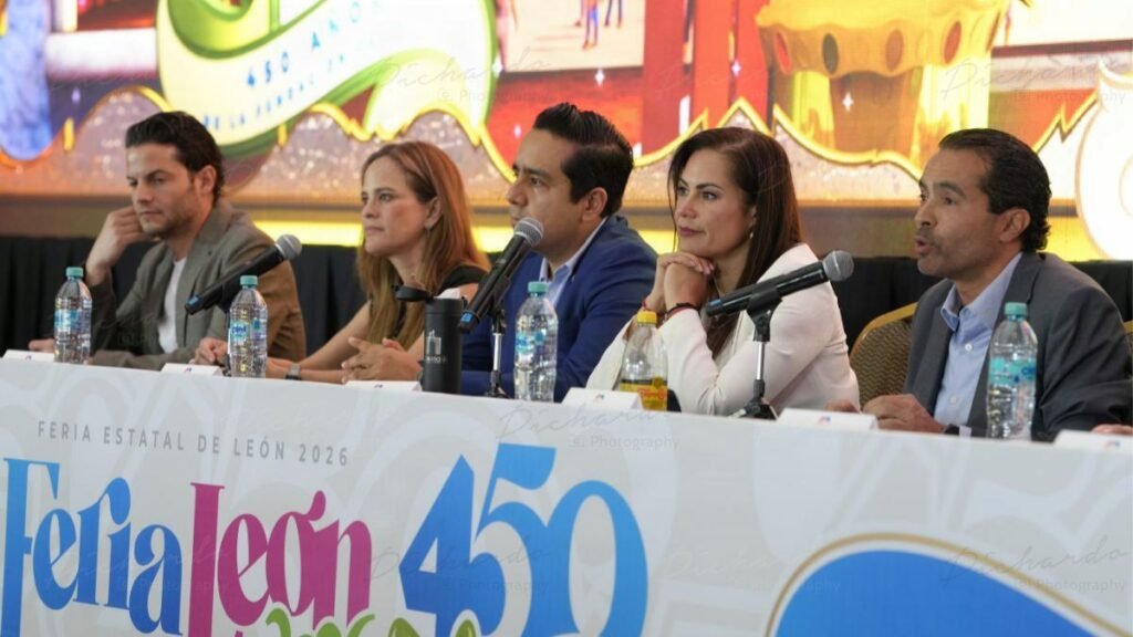 Panel de funcionarios municipales y estatales presentando los resultados oficiales y cifras récord de la Feria Estatal de León 2026 en conferencia de prensa.