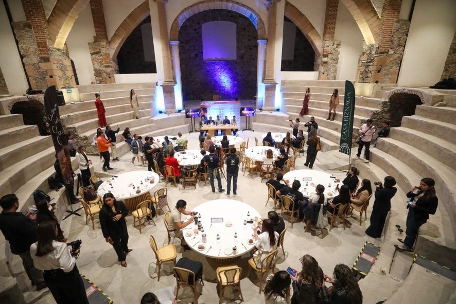 Vista panorámica de la rueda de prensa de MUSA ANPIC Design Fest 2026 en León, Guanajuato, mostrando a los asistentes y el presídium.