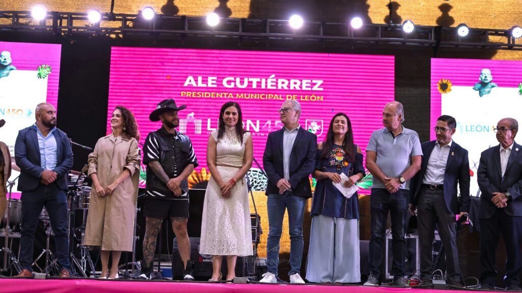 Ale Gutiérrez y autoridades culturales en el arranque oficial del 29 FIAC León 2026 Maximalía.