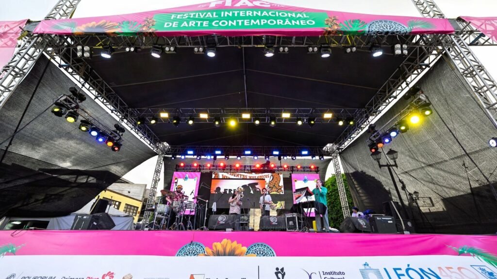 Concierto inaugural del FIAC León 2026 en el escenario AlterEgo de la Calzada de los Héroes