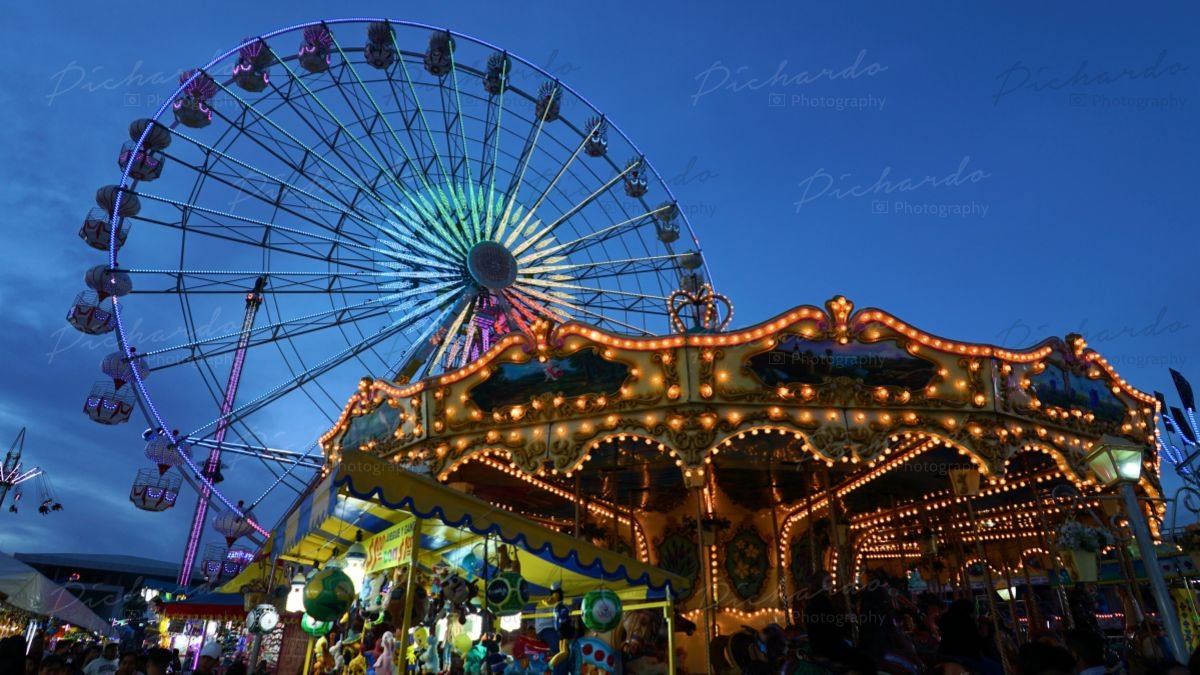Rueda de la fortuna y juegos mecánicos en el Festival de Verano Vive León, Feria de León, Guanajuato. Foto por PichardoMX.