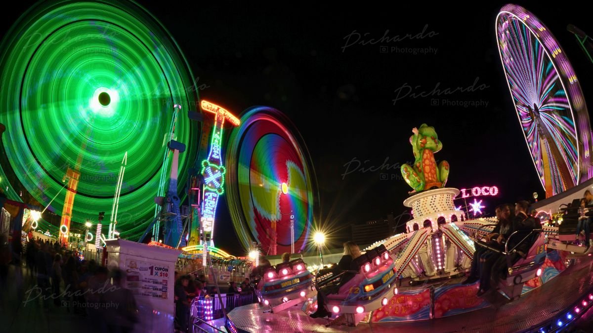 Atracción de luces giratoria por la noche en el Festival de Verano Vive León 2026, en la Feria de León, Guanajuato. Foto por PichardoMX.