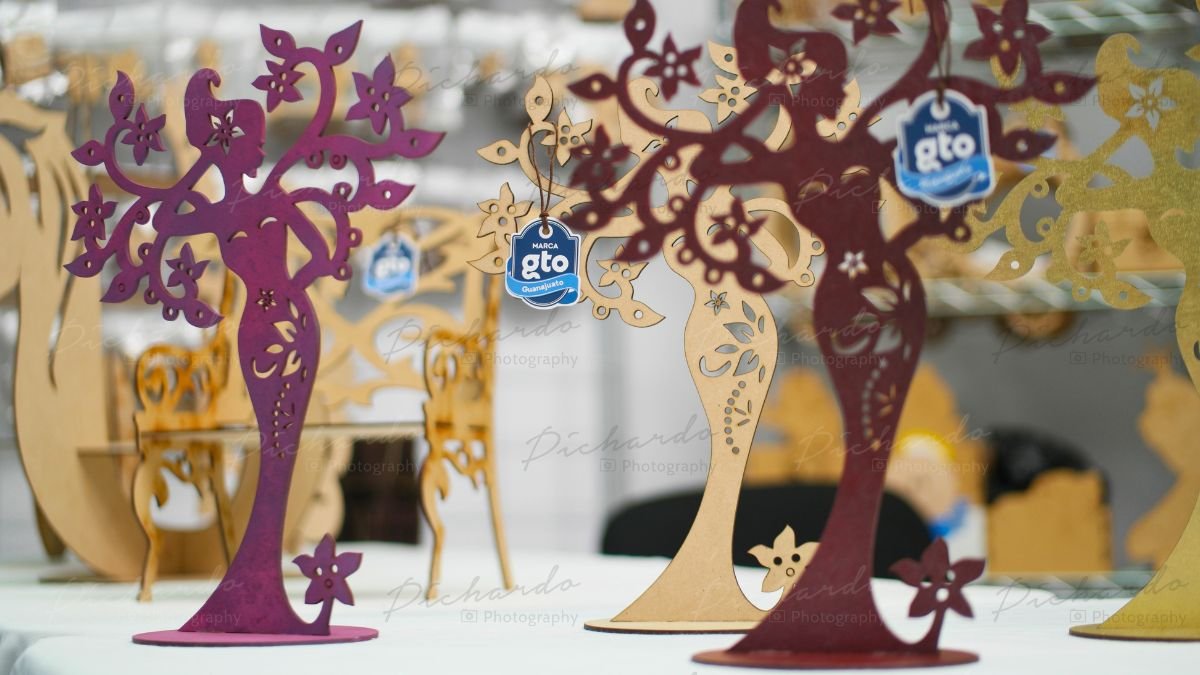 Decoración iluminada con motivos de Guanajuato en el Festival de Verano Vive León, Distrito León MX. Foto por PichardoMX.