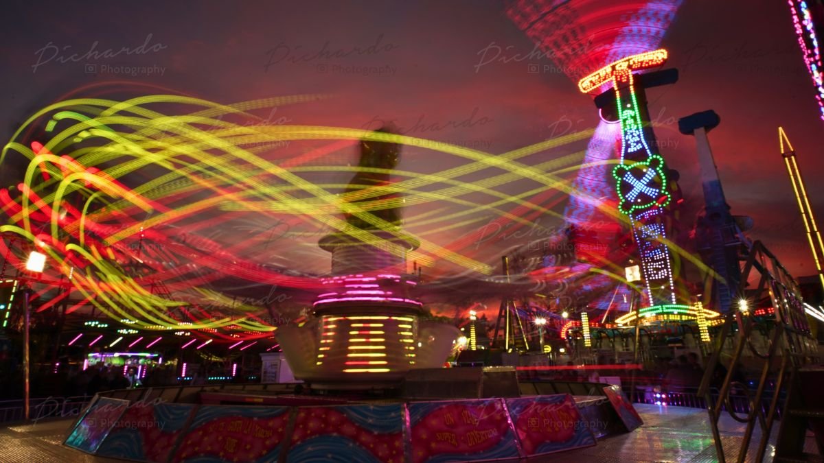Túnel de luces nocturno en el Festival de Verano Vive León, Feria de León, Guanajuato. Foto por PichardoMX.