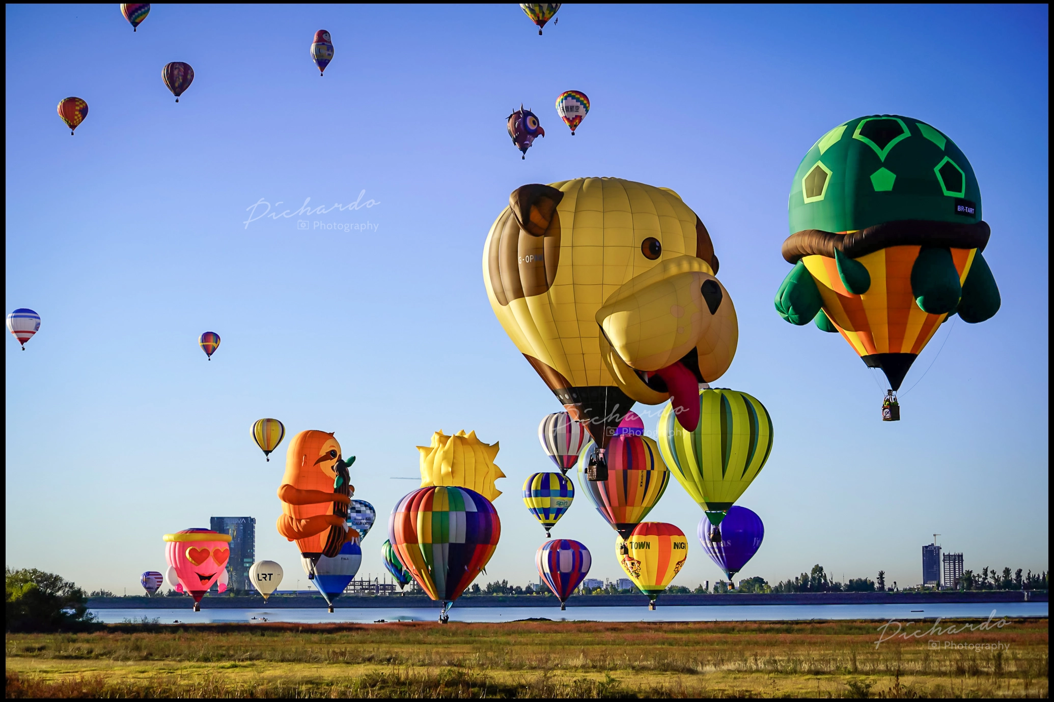 Amanecer con globos sobre la Presa del Palote en el Festival del Globo de León.