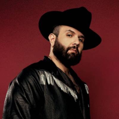 Carín León cantando, artista confirmado para el domingo en el Festival del Globo León 2025